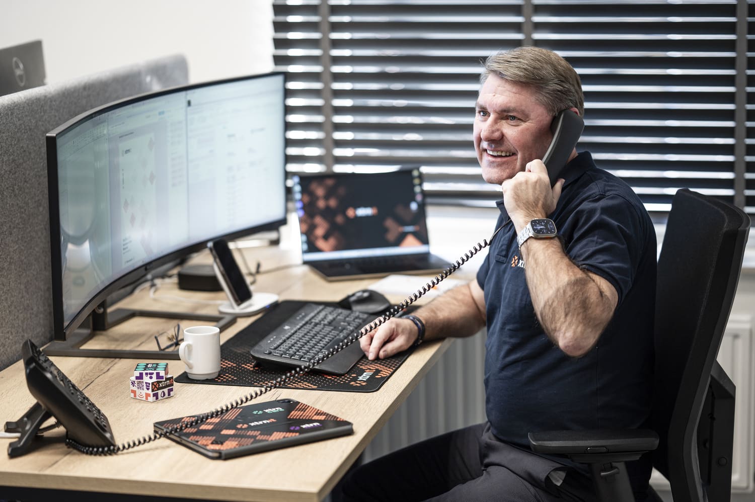 eigenaar xtrn-it aan de telefoon