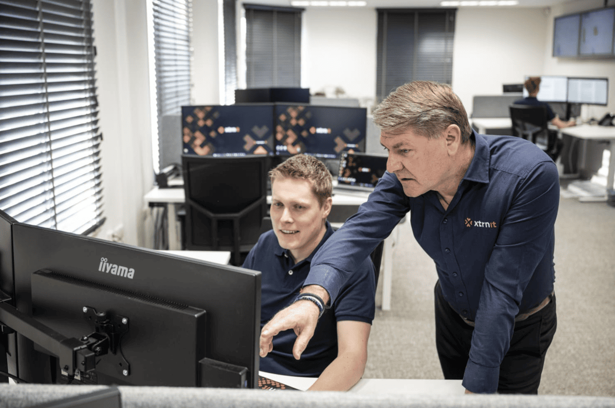 twee medewerkers van xtrn-it in werkoverleg