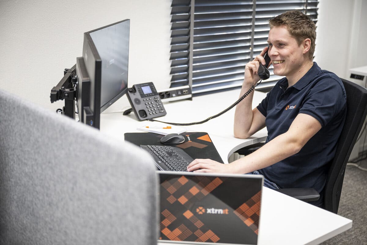 personeelslid van xtrn-it aan de telefoon
