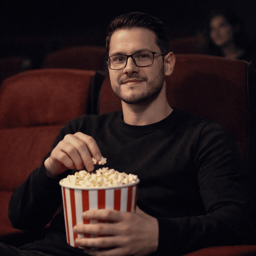 semir in de bioscoop met popcorn