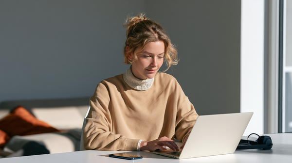 thuis werkende vrouw achter laptop