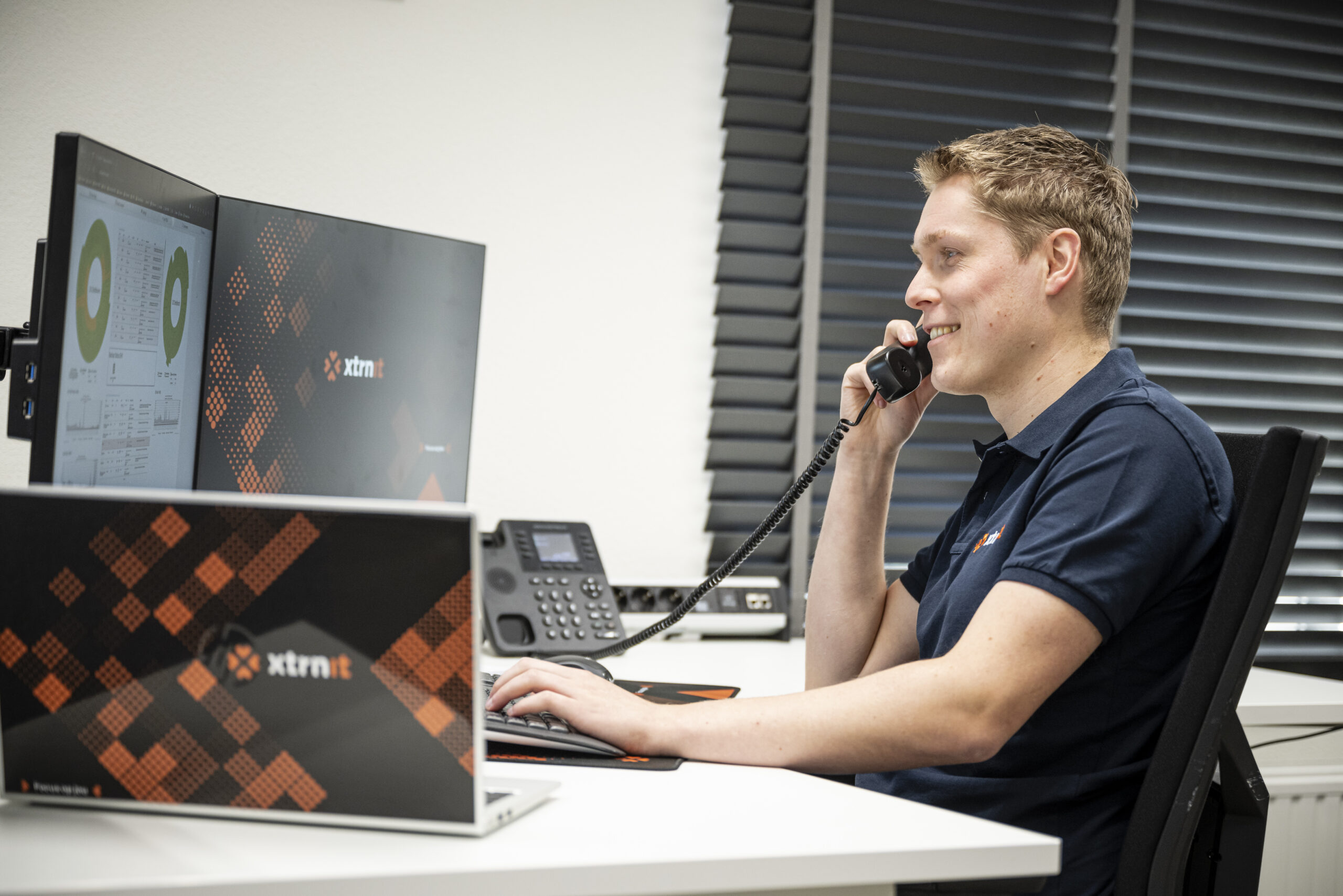 xtrn it medewerker aan de telefoon