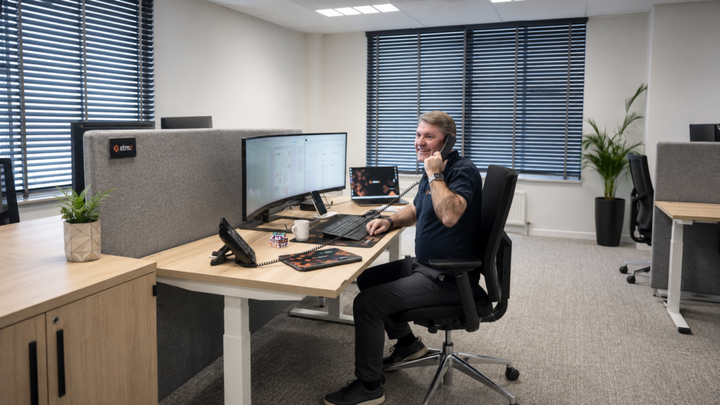 xtrn-it medewerker aan het bellen